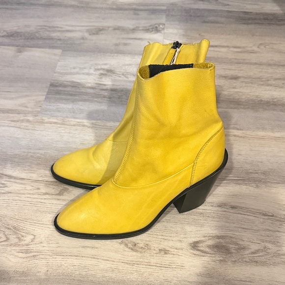 Topshop Shoes - Topshop Yellow Leather Pointed Ankle Boots